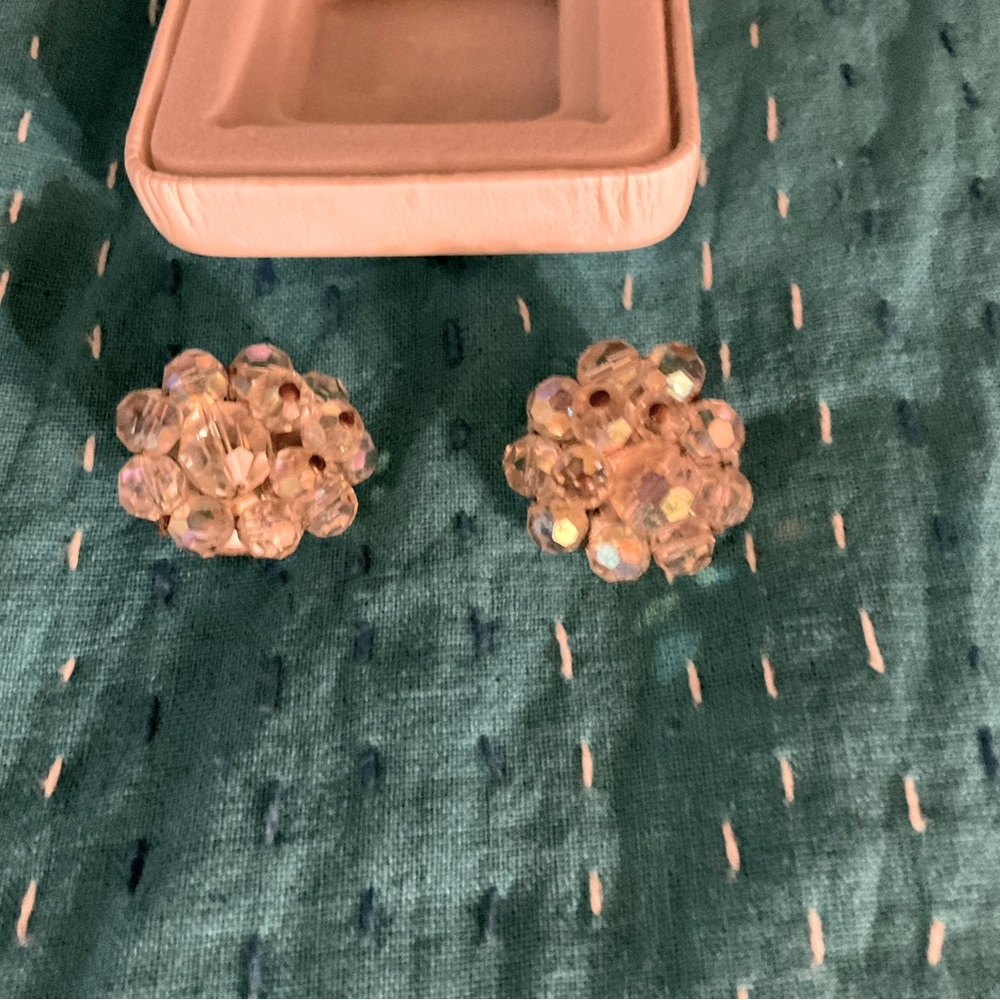 Vintage 1950s crystal earrings. Clear color, clip on, except condition!